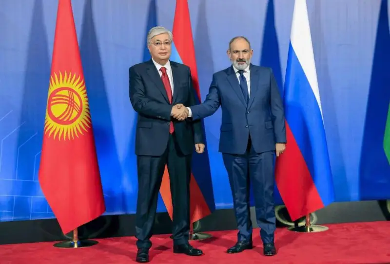 Қасым-Жомарт Тоқаевты Армения Үкімет басшысы Никол Пашинян қарсы алды