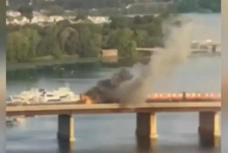 АҚШнинг Массачусетс штатида йўловчилар ёнаётган поезддан қочиб чиқишди