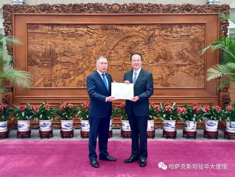 哈萨克斯坦驻华大使努雷舍夫递交国书副本