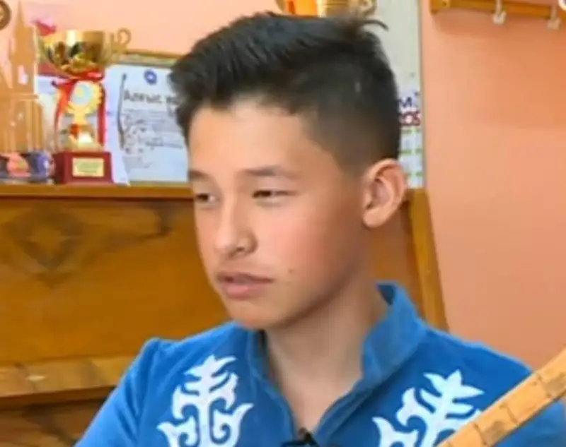 قاراعاندىدا دومبىرانىڭ قۇلاعىندا وينايتىن كارىس بالا تۇرادى