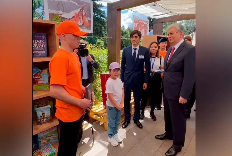 11-synyp oqýshysy Mıhaıl Shýt  Prezıdentke «Alpamys batyr» jyryn oqyp berdi