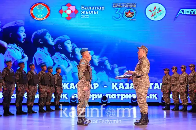 Astanada áskerge shaqyrýshylarǵa babalar dástúri boıynsha qylysh pen qalqan tabystaldy