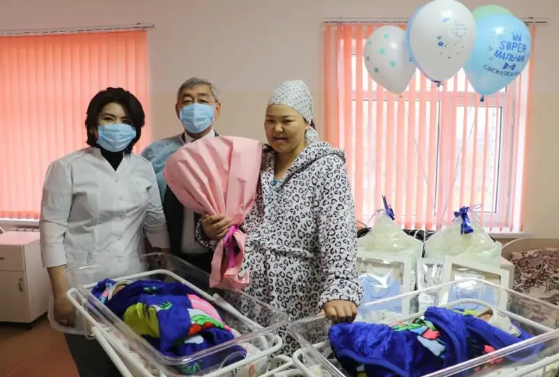 Туркистон вилоятида туғилган эгизакларга Қасим ва Жомарт исмлари берилди