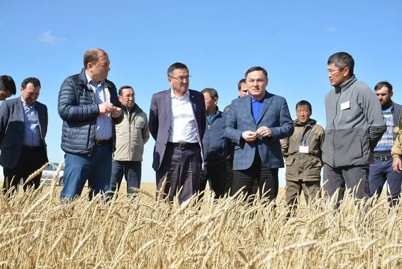 阿克莫拉州州长视察切利诺格拉德县