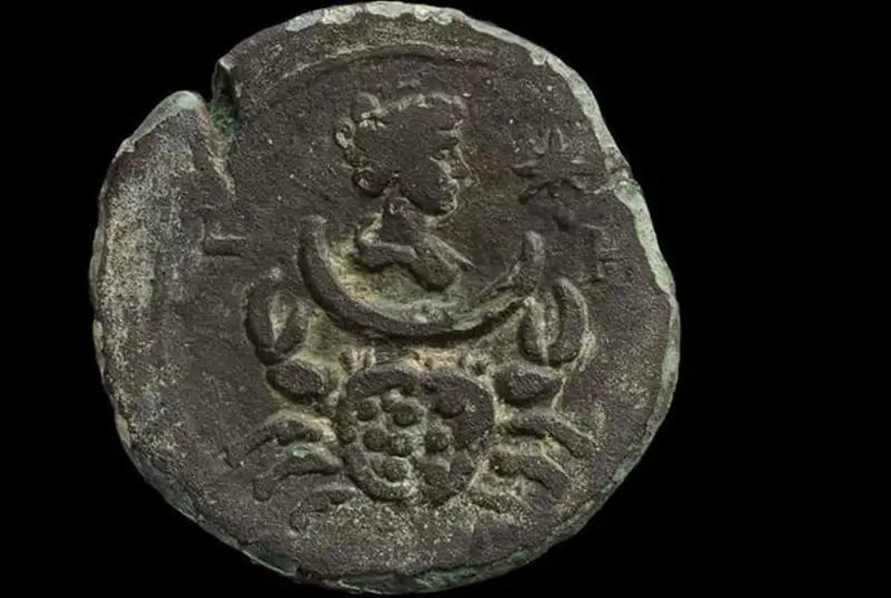 Бронзовая монета 1850-летней давности найдена у берегов Израиля