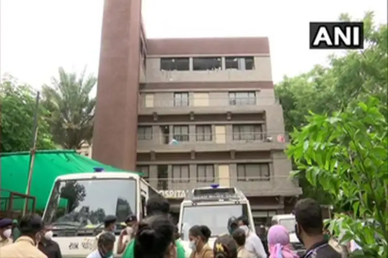 印度一新冠患者收治医院发生火灾致8人死亡