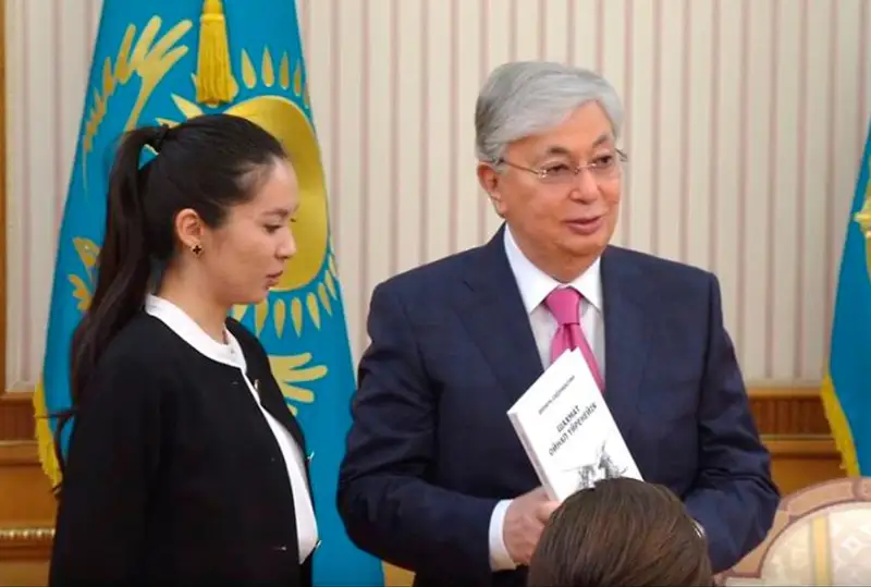دينارا ءسادۋاقاسوۆا پرەزيدەنتكە ءوزىنىڭ «شاحمات ويناپ ۇيرەنەيىك» اتتى كىتابىن سىيعا تارتتى