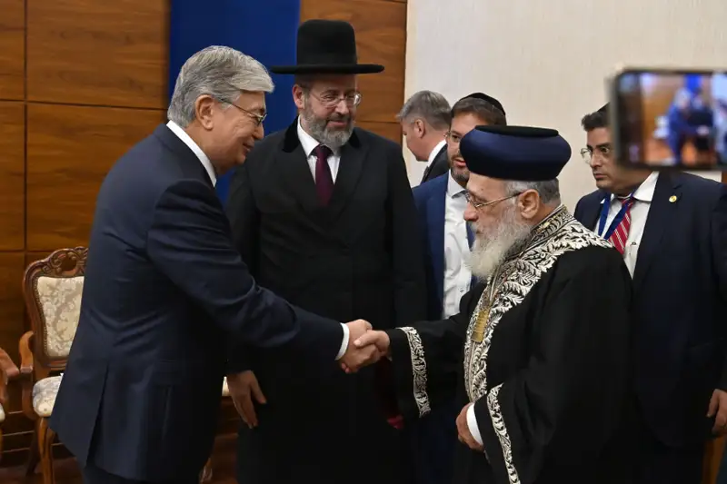 Qasym-Jomart Toqaev Bas ashkenazı  men sefard ravvınderin qabyldady