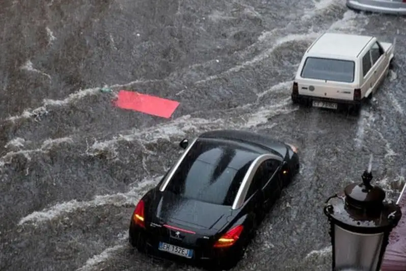 Сицилияда тропик довул оқибатида икки киши ҳалок бўлди