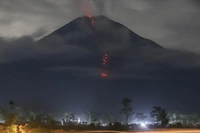 印尼塞梅鲁火山再次喷发 已致15人死亡