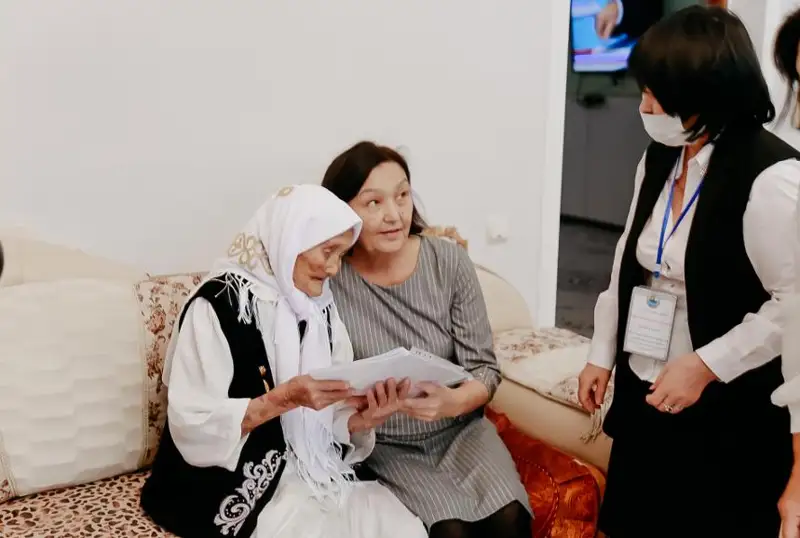 104-летняя жительница Атырауской области проголосовала на выборах Президента