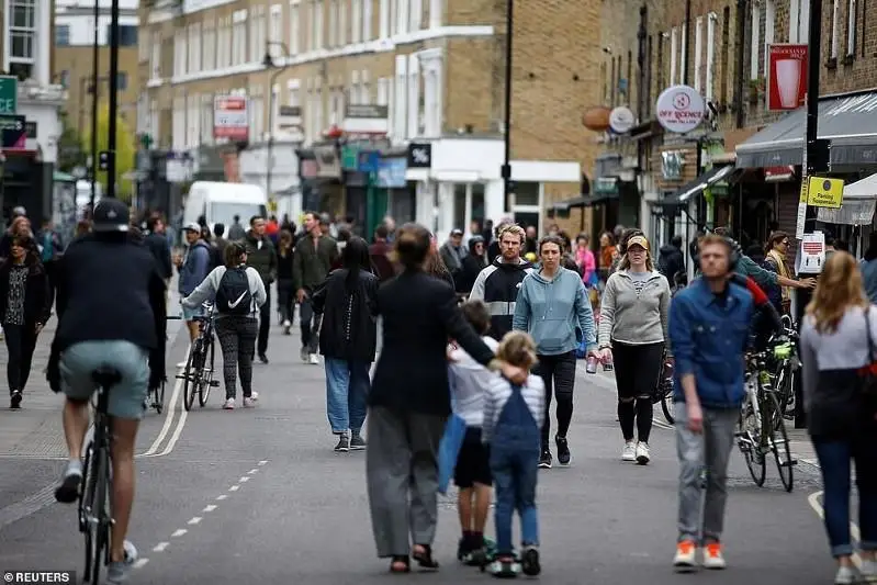 Буюк Британияда карантин чоралари енгиллаштирилди