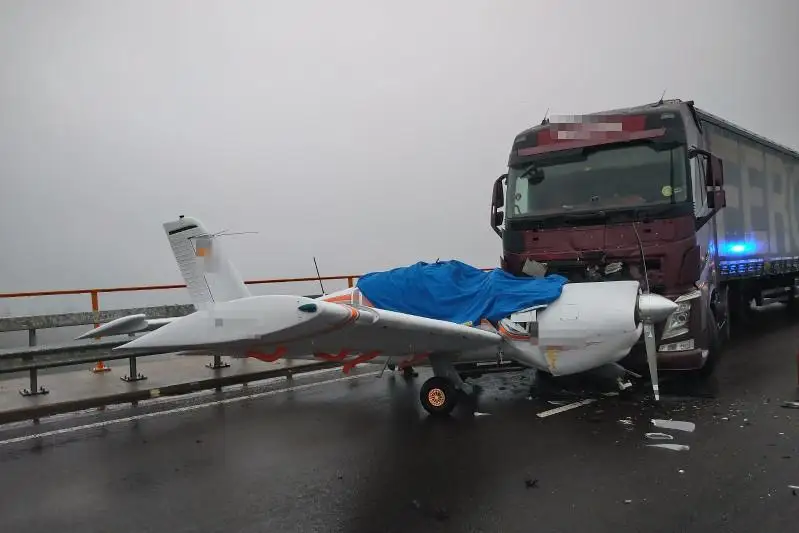 Германияда 72 ёшли қария авария ҳолатидаги самолётни кўприк устига қўндирди