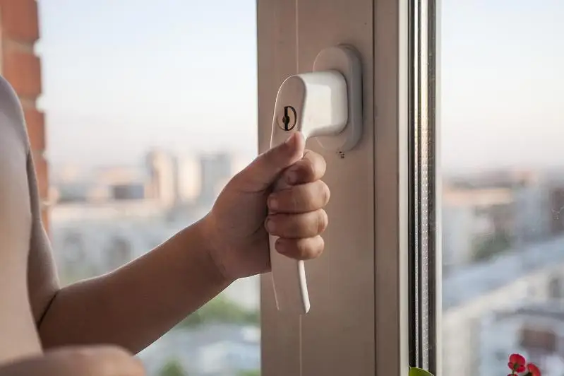 Двое детей выпали из окна в Караганде