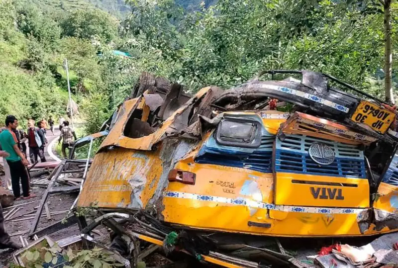印度北部一客车坠谷 致16人死亡