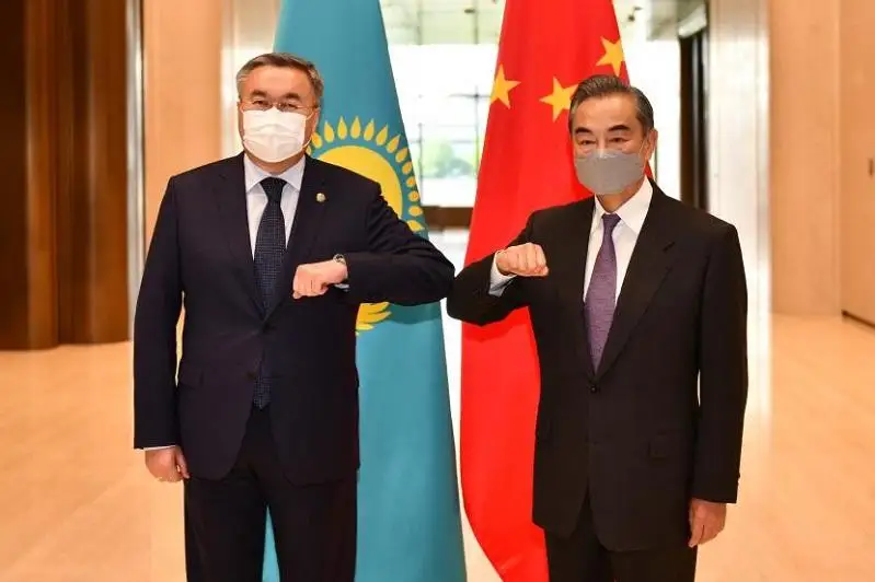 哈中外交部长举行双边会晤