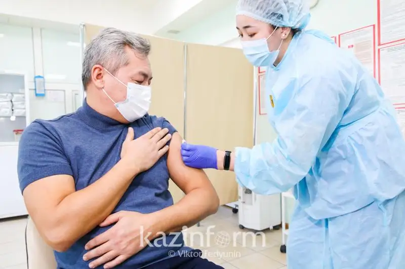 Сколько человек в Казахстане ревакцинировались против КВИ