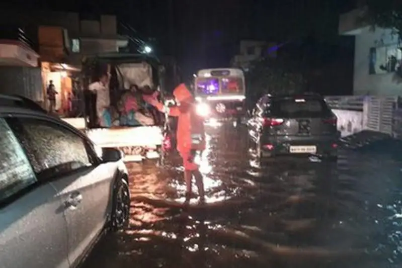 Мумбайда кучли ёмғир туфайли уй қулаб тушди ва етти киши ҳалок бўлди