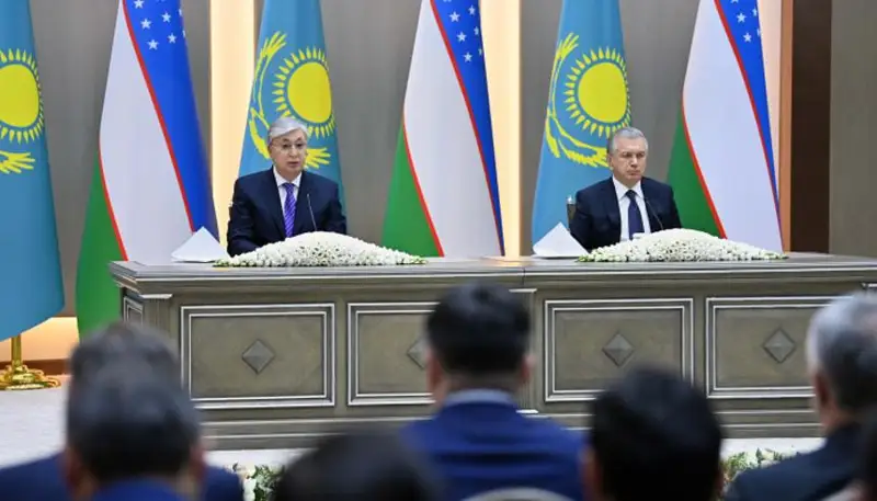 Qazaqstan men Ózbekstan prezıdentteri BAQ ókilderi úshin birlesken brıfıng ótkizdi