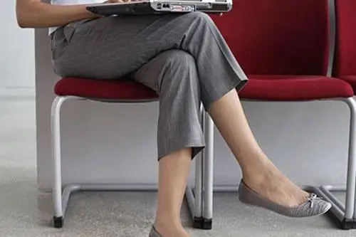 كىمگە اياق ايقاستىرىپ وتىرۋعا بولمايدى؟