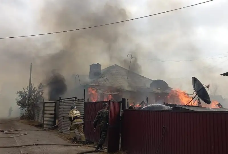 وسكەمەن قۇتقارۋشىلارى 10 گەكتارعا جايىلعان دالا ورتىمەن كۇرەسۋدە