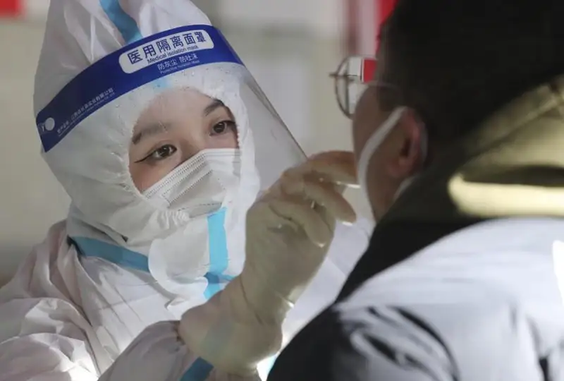 Локдаун введен в одном из мегаполисов Китая из-за вспышки КВИ