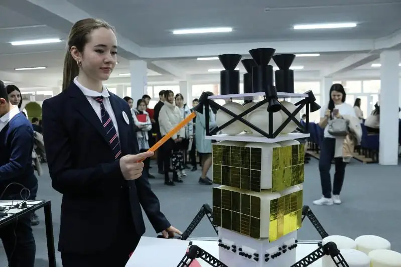 Қозоғистонлик ўқувчи космик қурилмани яратиб, унга «KANYSH» деб ном берди