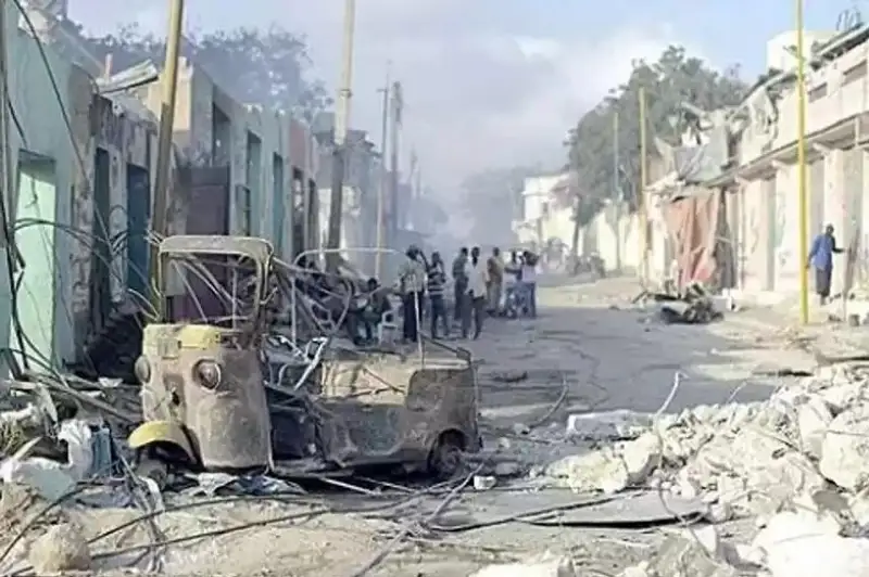 Сомалида депутатнинг ишхонаси яқинида содир бўлган иккита портлаш 15 кишининг ҳаётига зомин бўлди