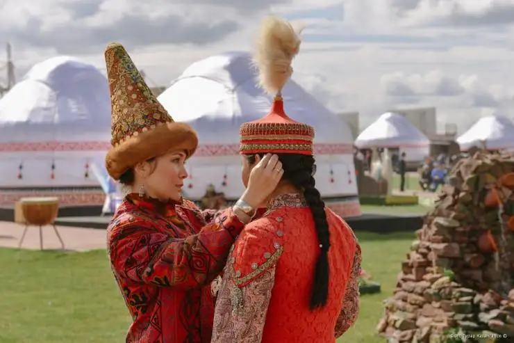 كەلىن - بوتەن: ايەلگە كۇڭ سياقتى قاراۋ جاۋگەرشىلىك زاماندا باستالعان