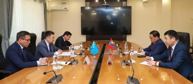 新闻部长会见蒙古国驻哈大使