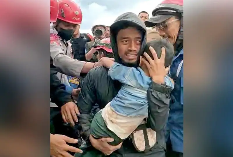 Индонезияда зилзила пайтида вайроналар остида қолиб кетган 5 ёшли бола 45 соатдан кейин қутқариб олинди