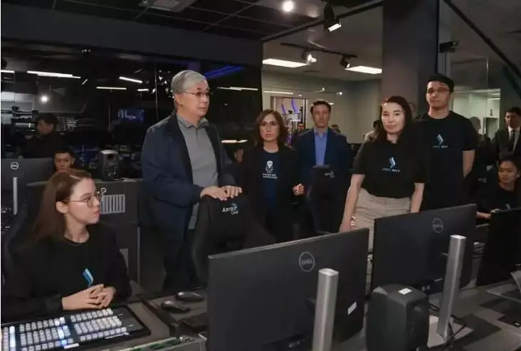 مەملەكەت باسشىسى بەس تىلدە حابار تاراتاتىن «جىبەك جولى» تەلەارناسىنا باردى