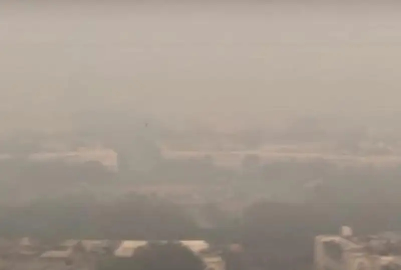 Нью-Деҳлини тутун қоплаб олди, мактаблар ёпилди