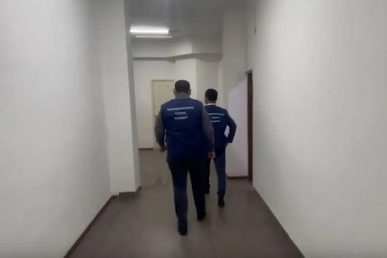 اتامەكەن پالاتاسىنىڭ فيليال ديرەكتورى نەسيە الۋعا كومەكتەسكەنى ءۇشىن سىيلىق الىپ وتىرعان