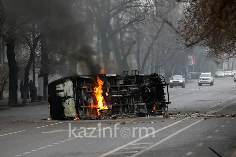Almatyǵa úsh baǵyttan qorqaýdyń úlken toby sııaqty qarýly sodyrlar lap berdi - Toqaev