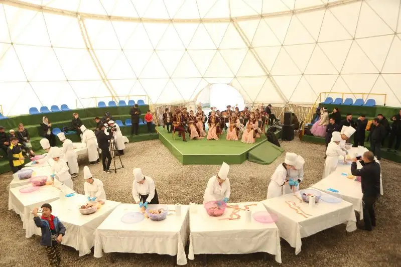 شىمكەنتتە «تاعامدار فەستيۆالى» كەزىندە 30 مەترلىك قازى دايىندالدى