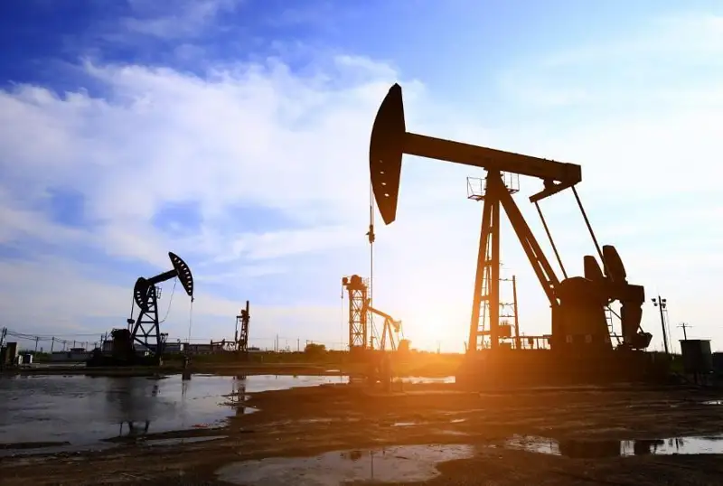 Жаҳон бозорида нефть нархи 121 доллардан ошди