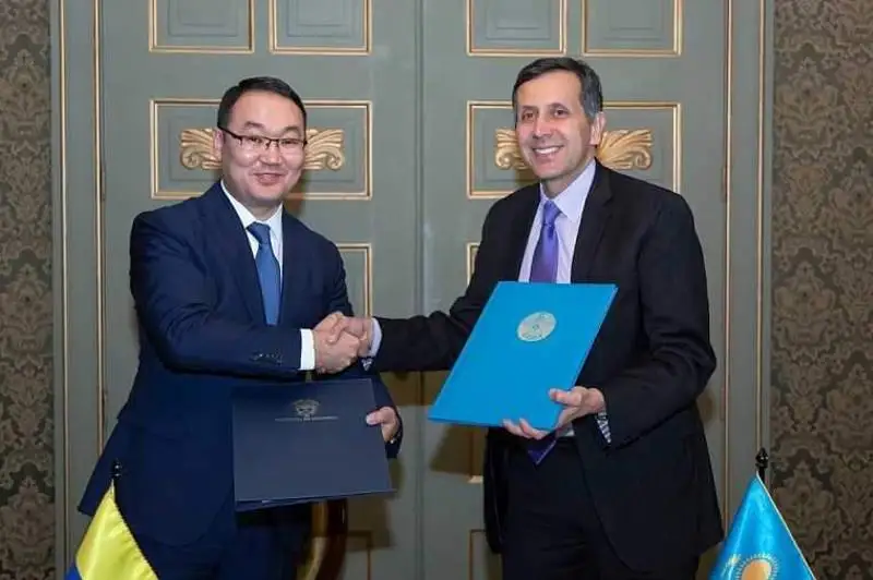 哈萨克斯坦与哥伦比亚签署公务护照相互免签协议