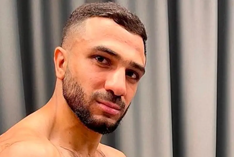 قازاقستاندىق كاسىبي بوكسشى رەسەيدە جەكپە-جەك وتكىزبەك