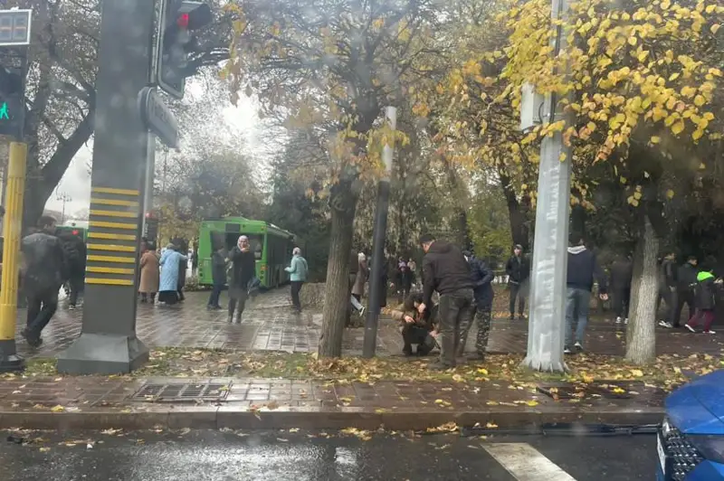 Таймер светофора на месте ДТП с автобусами тестируют в Алматы