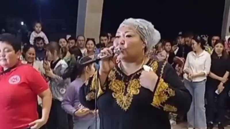 ساياباقتا ءان ايتىپ ءبىر-اق كۇندە تانىمال بولعان قىرعىز كەلىنشەك قازاقستانعا كەلمەك