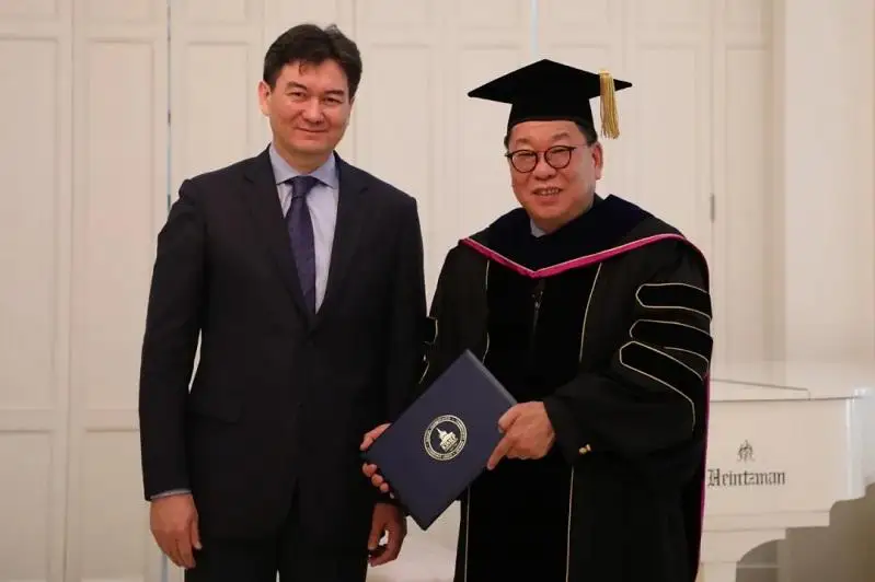 哈萨克斯坦驻华大使向察哈尔学会会长韩方明授予博士学位