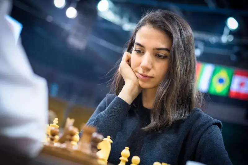 Жаҳон чемпионатида ҳижобсиз иштирок этган эронлик шахматчи Испанияга қочишга мажбур