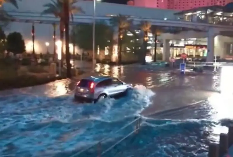 Лас-Вегасда 10 йилдан бери кузатилмаган кучли ёмғир 2 кишининг ҳаётига зомин бўлди