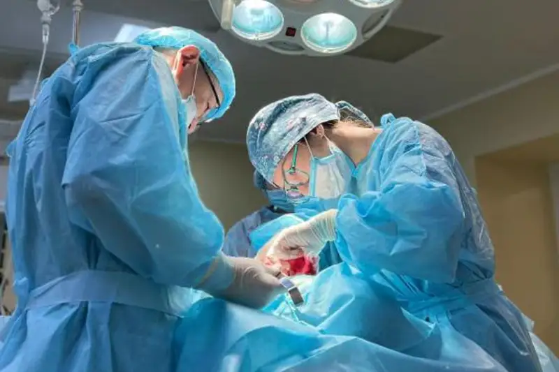 ەلوردالىق دارىگەرلەر ءتىسىن جۇلعاننان كەيىن جاعدايى كۇرت ناشارلاعان قىزدىڭ ءومىرىن ساقتاپ قالدى