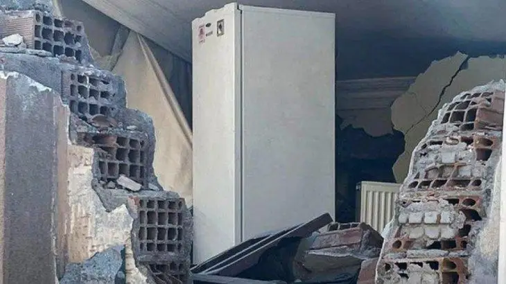 تۇركياداعى جەر سىلكىنىسى كەزىندە توڭازىتقىشتار توبەنى قۇلاۋدان ساقتاپ قالعان