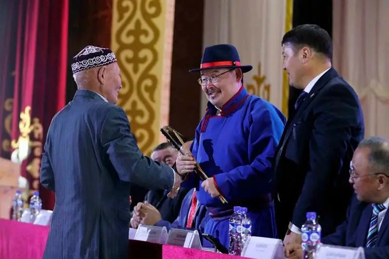 哈萨克老人向蒙古国议长赠送马鞭
