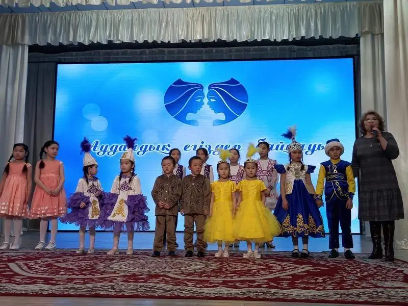 قاراعاندى وبلىسىندا دارىندى ەگىز بالالار اراسىندا بايقاۋ ءوتتى