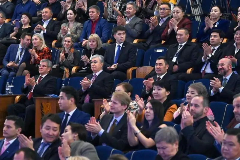 托卡耶夫总统出席吉尔吉斯共和国文化周活动开幕式