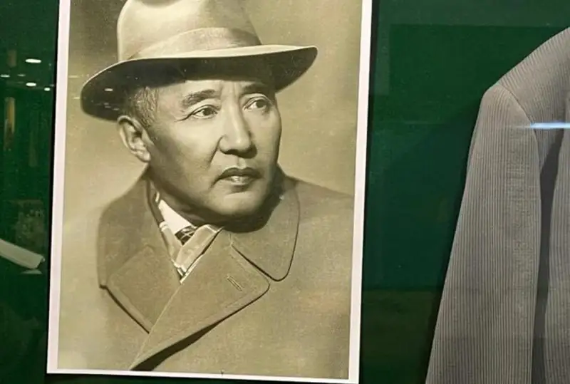 مۇحتار اۋەزوۆتىڭ جەكە زاتتارى العاش رەت سەمەيدە كورمەگە قويىلدى